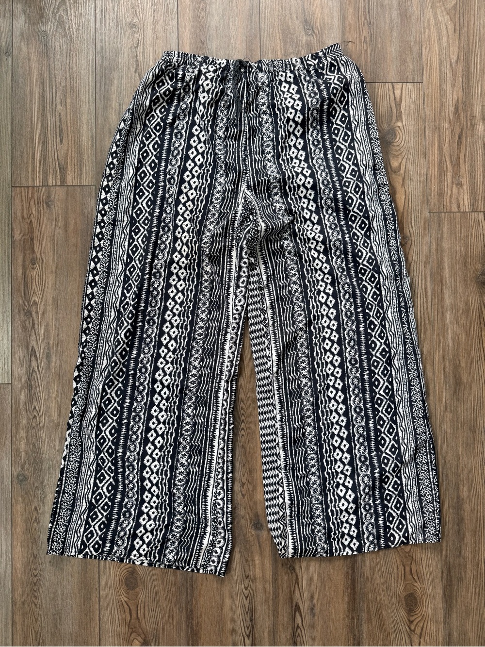 Black & White Wide Leg Printed Pants - Women's Casual